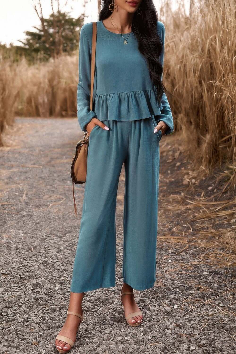 

Комплект из двух предметов с пуговицами на спине, оборками и простыми карманами Truedames, Lake Blue