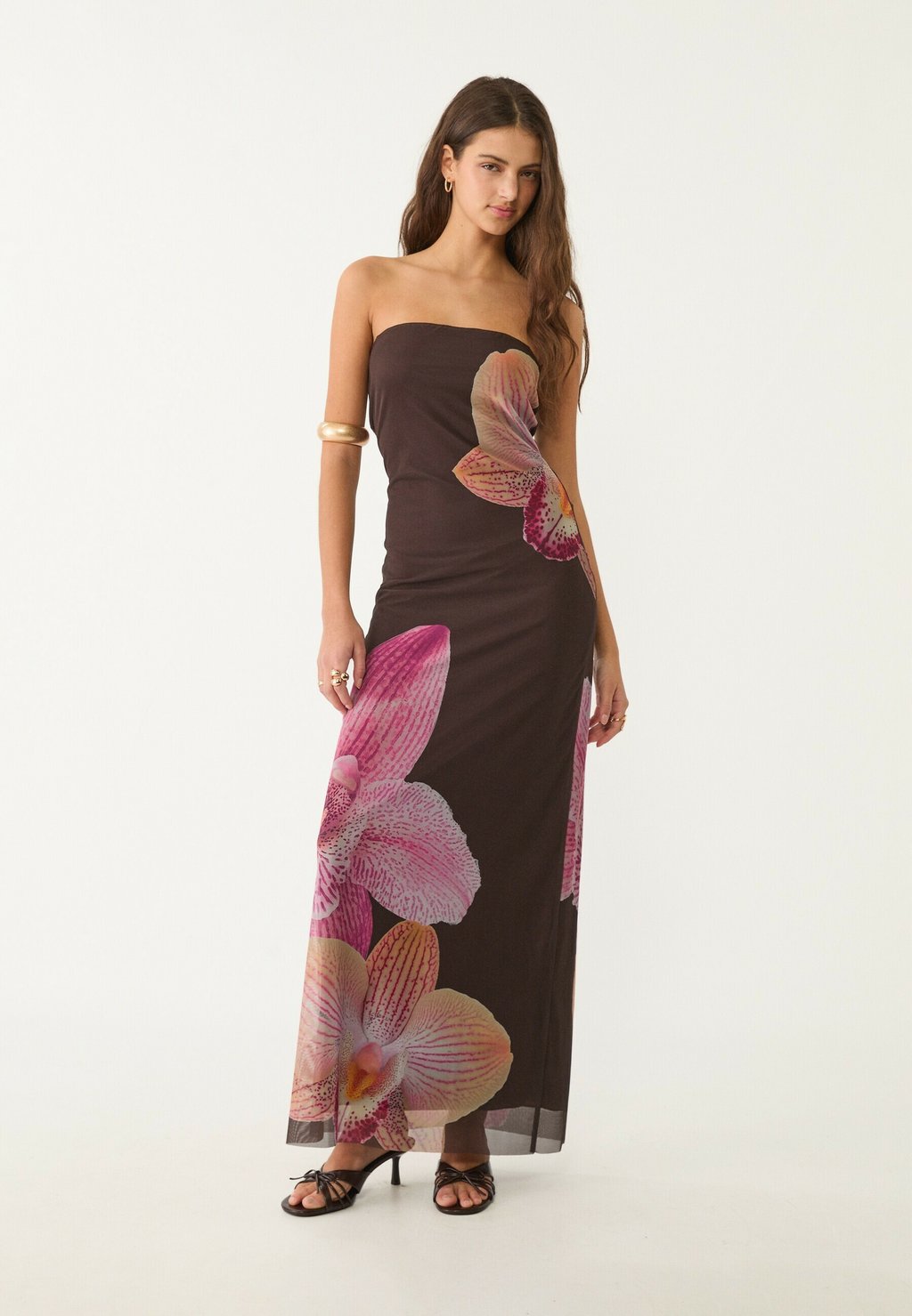 

Длинное платье OFF-THE-SHOULDER FLORAL Stradivarius, темно-коричневый
