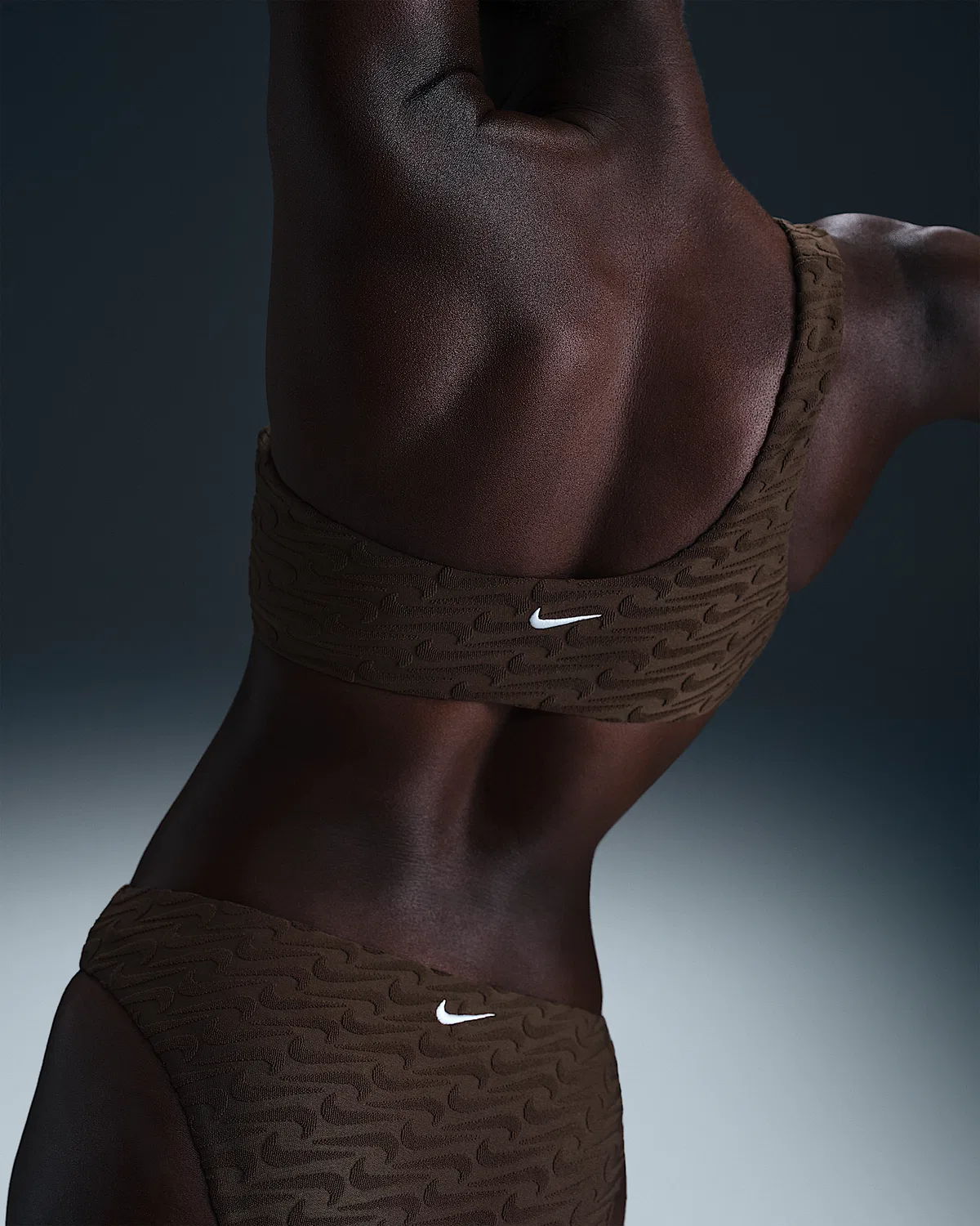 Женский асимметричный топ-бикини из махры Nike Swim Swoosh Link, Baroque Brown — фото 2