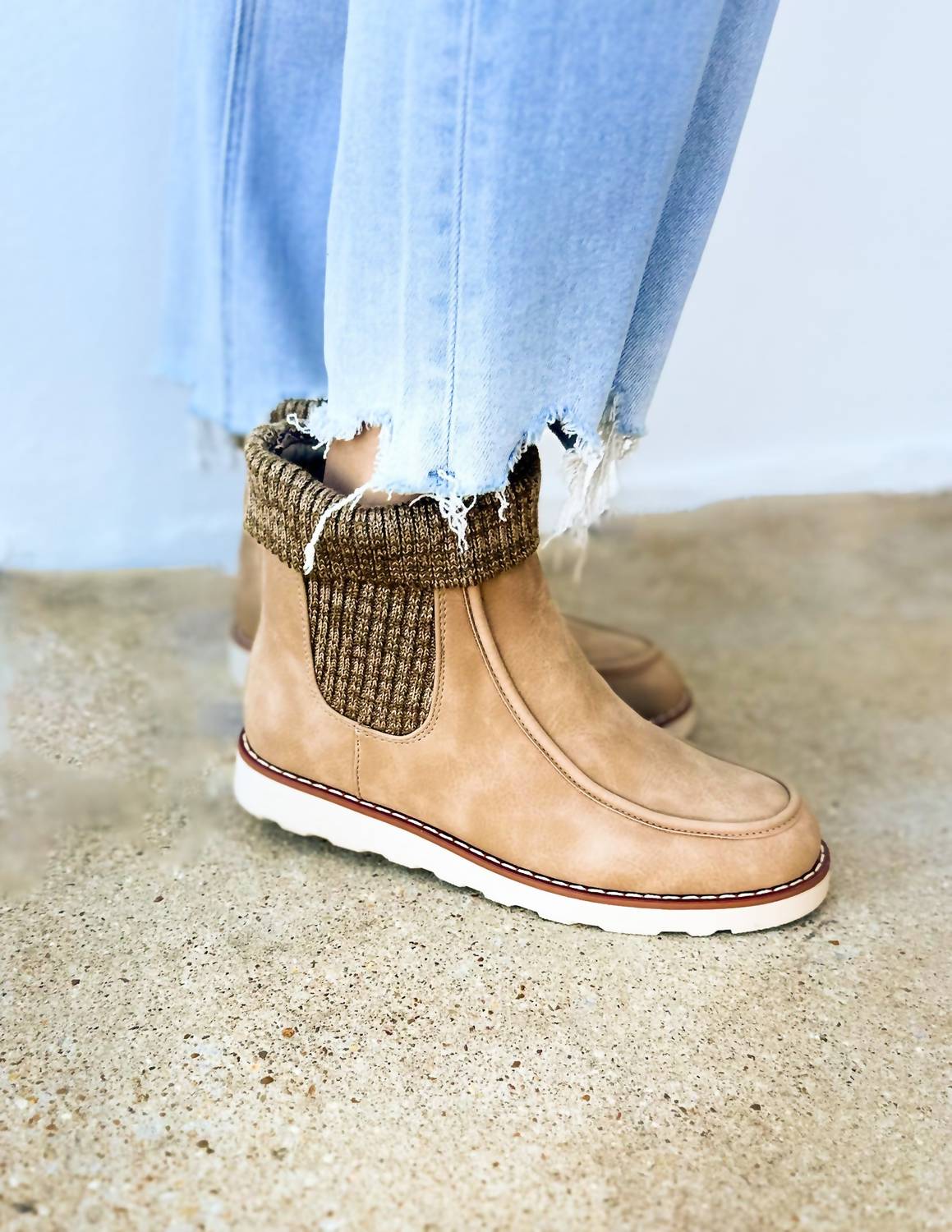 Женские ботильоны Tis The Season Slip On Moc Bootie в цвете Taupe Miami Shoe, Taupe — фото 2