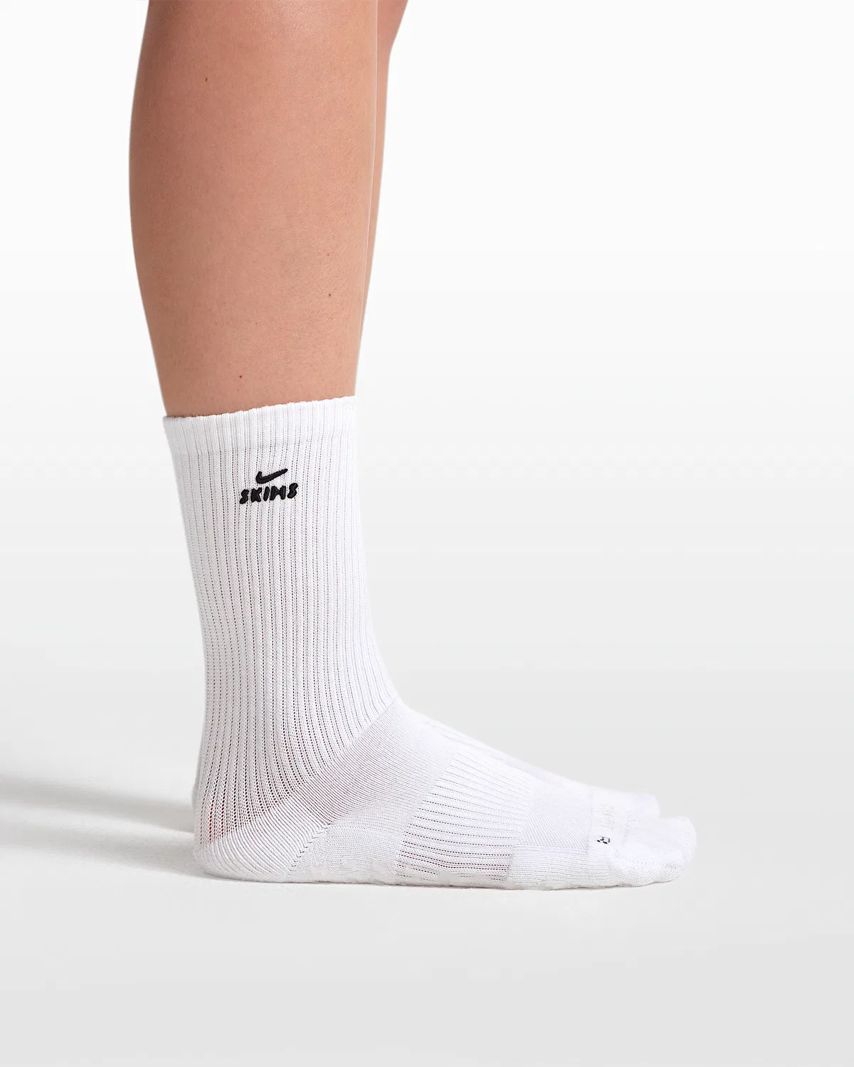 Женские носки для пилатеса Dri-FIT с грип-покрытием (1 пара) NikeSKIMS, NSKM Snow/NSKM Obsidian — фото 3