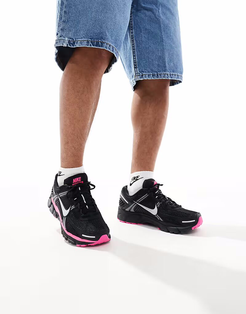 

Кроссовки Nike Zoom Vomero 5 черного и розового цвета