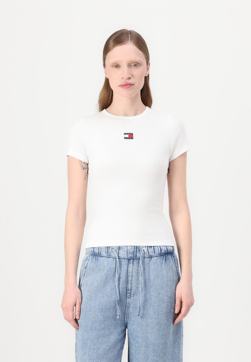 

Базовая футболка SLIM BADGE TEE Tommy Jeans, слоновая кость