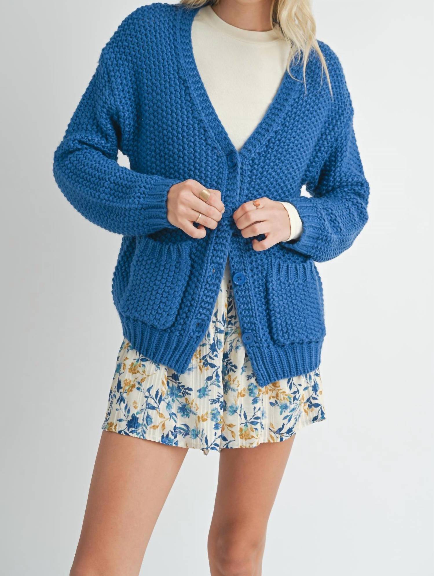 

Кардиган Eleanor на пуговицах в цвете Electric Blue Sadie & Sage