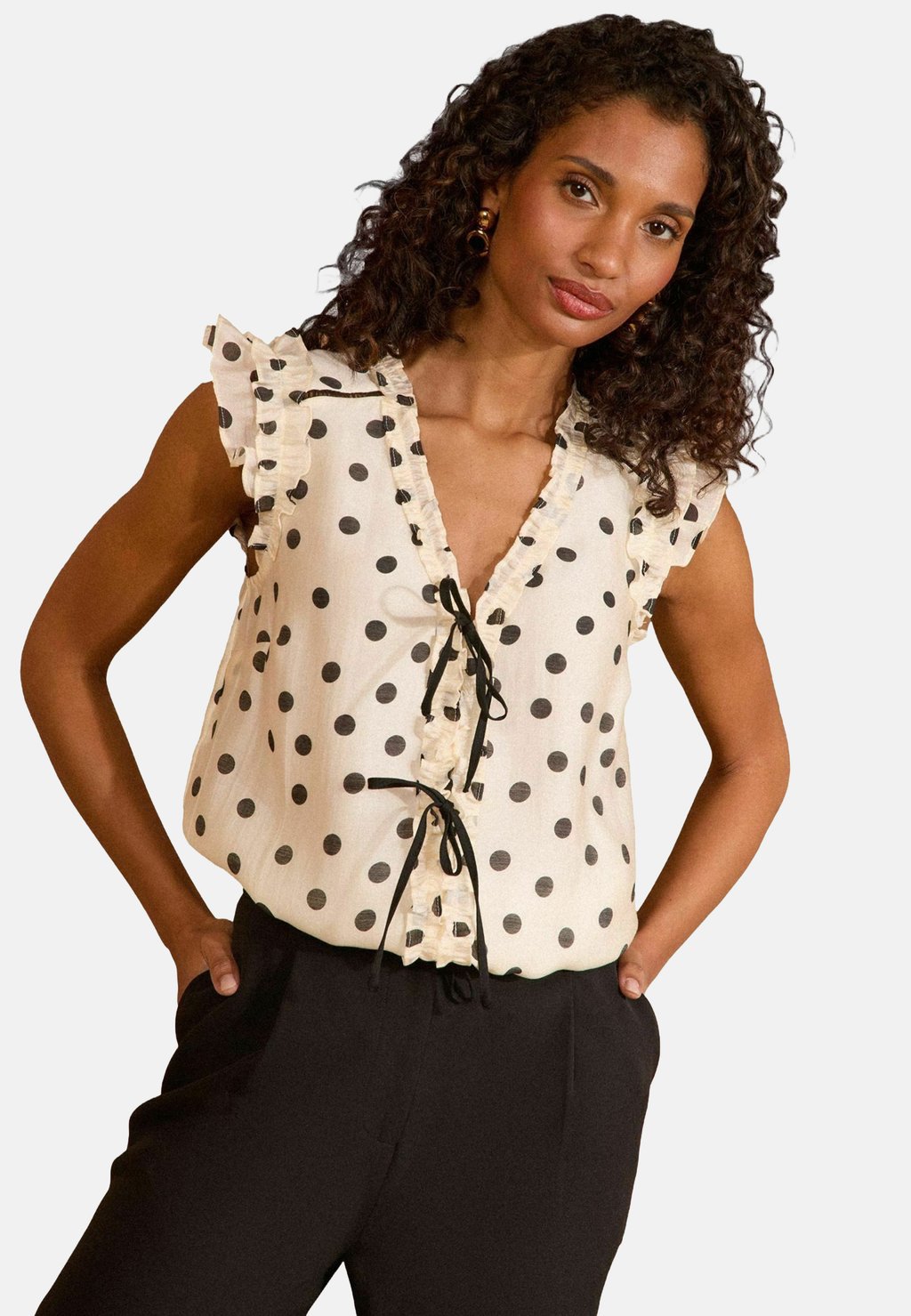 

Блуза REGULAR FIT - FRILL SHORT SLEEVE V-NECK Love & Roses, бежевый