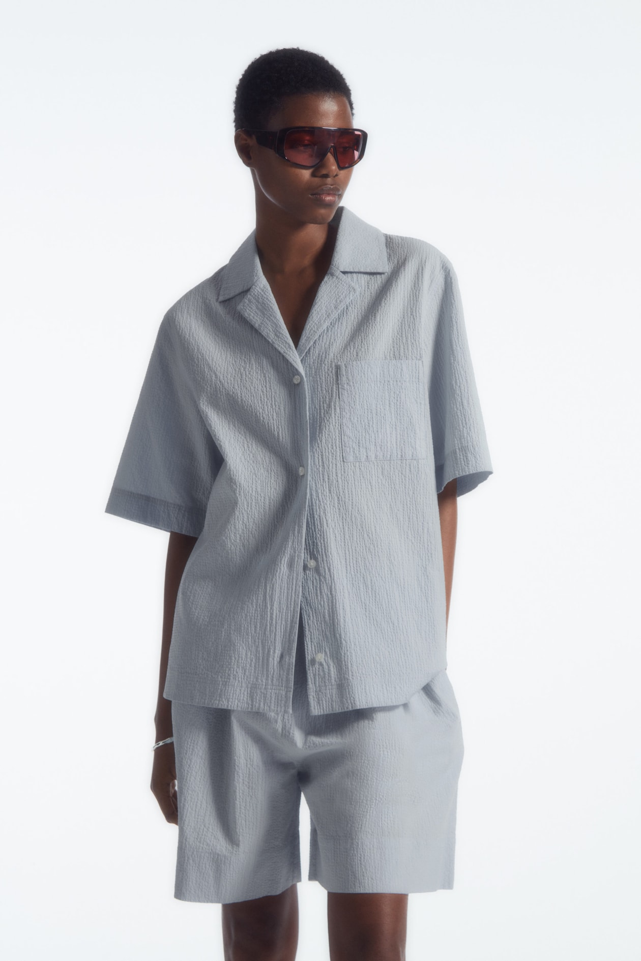 

Рубашка из хлопка seersucker-regular fit COS, пыльный синий