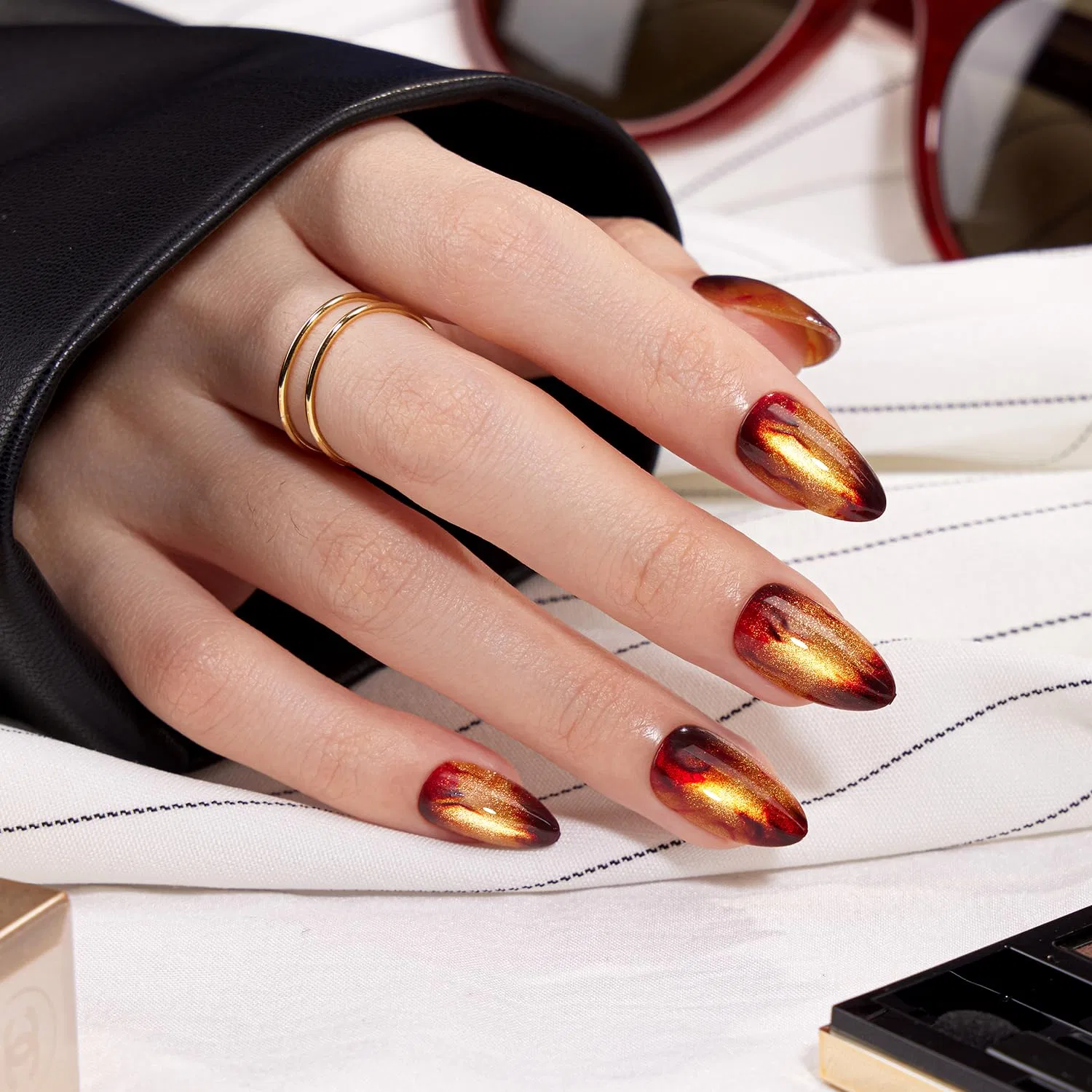 Накладные ногти «Press on Nails Short Almond» с эффектом «кошачий глаз» от VSALON Vsalon — фото 4