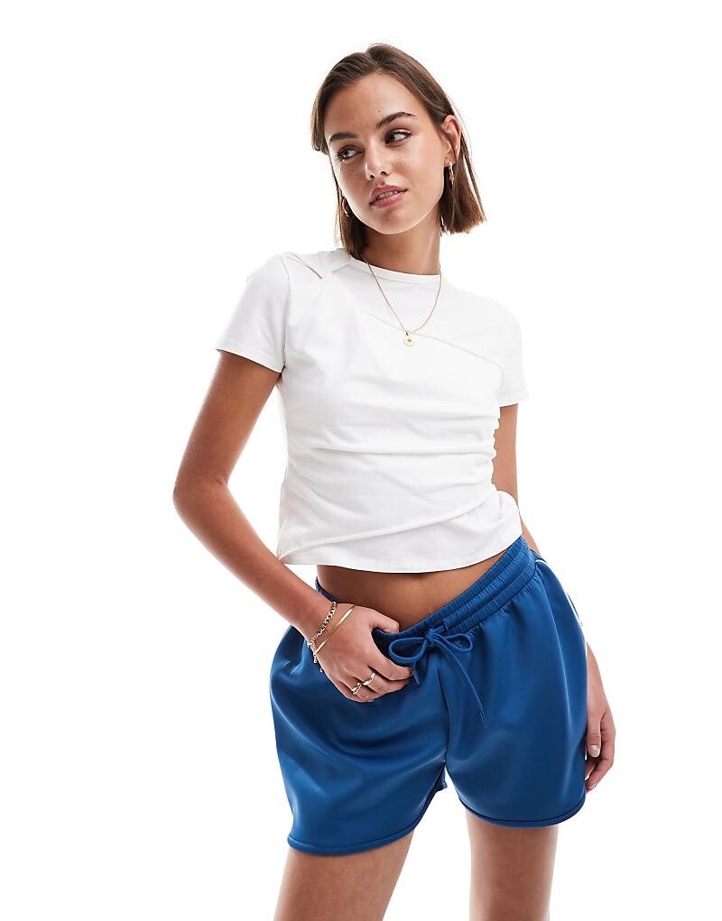 

Белая футболка ASOS DESIGN с перекрученной передней частью
