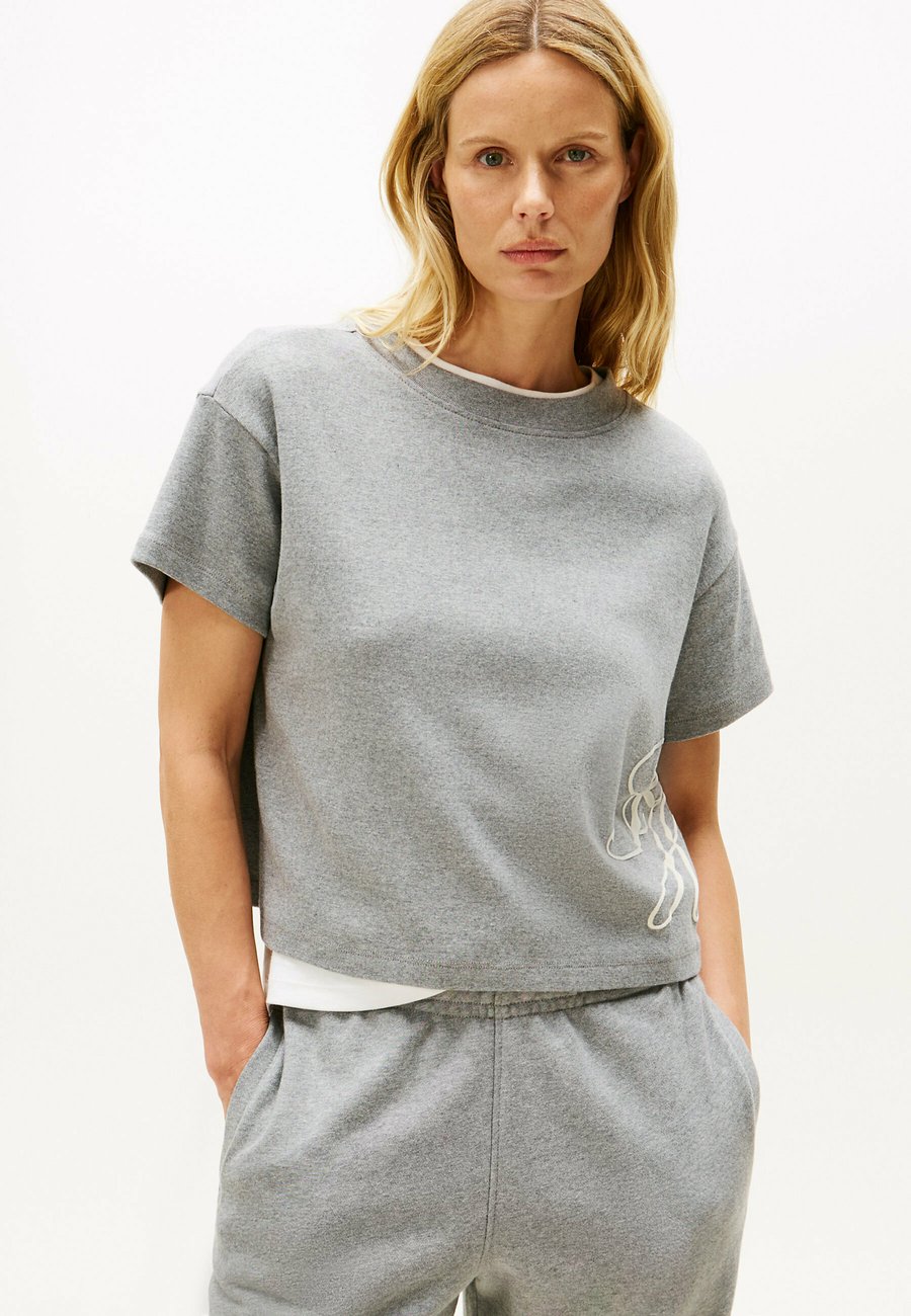 

Футболка Tommy Hilfiger LOGO APPLIQUÉ, Med Grey Heather/Dark Grey, Серый, Футболка Tommy Hilfiger LOGO APPLIQUÉ, Med Grey Heather/Dark Grey