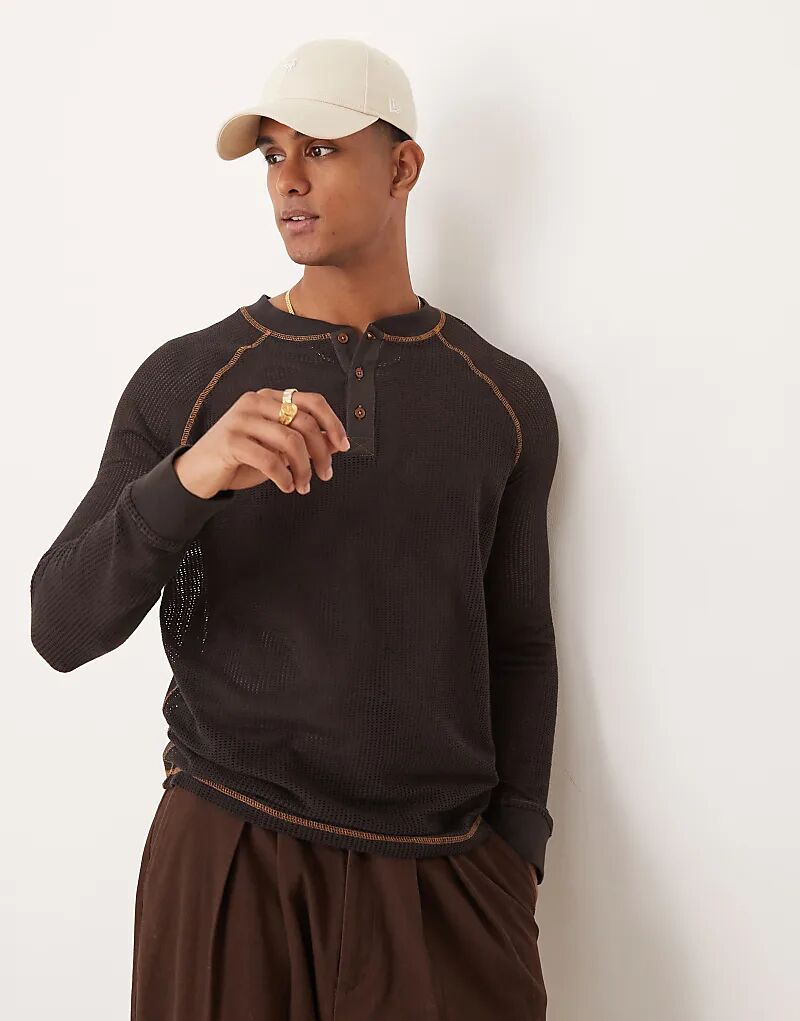 

Свободная футболка с длинными рукавами и воротником-хенли из коричневой сетки ASOS DESIGN