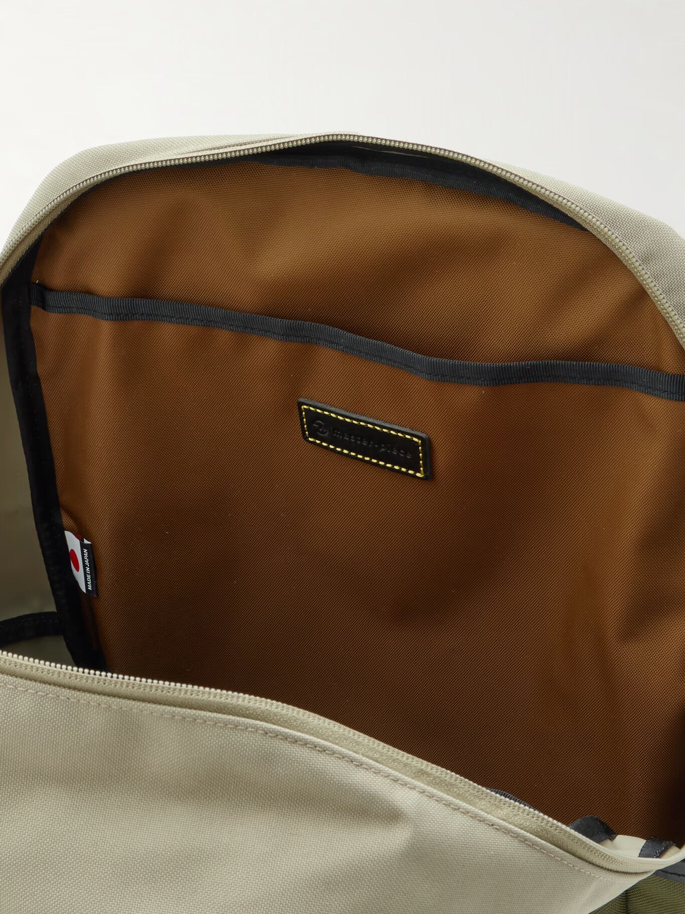 

Рюкзак Defend из ткани с покрытием из кожи и холщовой ткани MASTER-PIECE, хаки