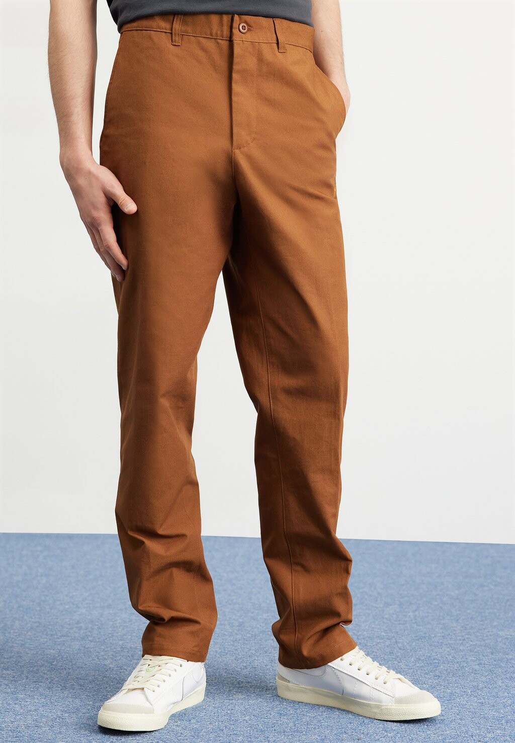 

Чино CLUB PANT Nike Sportswear, цвет lt british tan/lt british tan