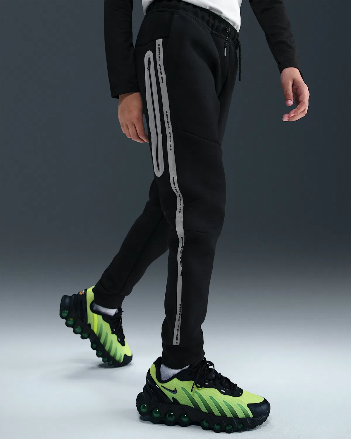Джоггеры для старших детей Nike Sportswear Tech Fleece со светоотражающими элементами, Black/Black/Black — фото 2