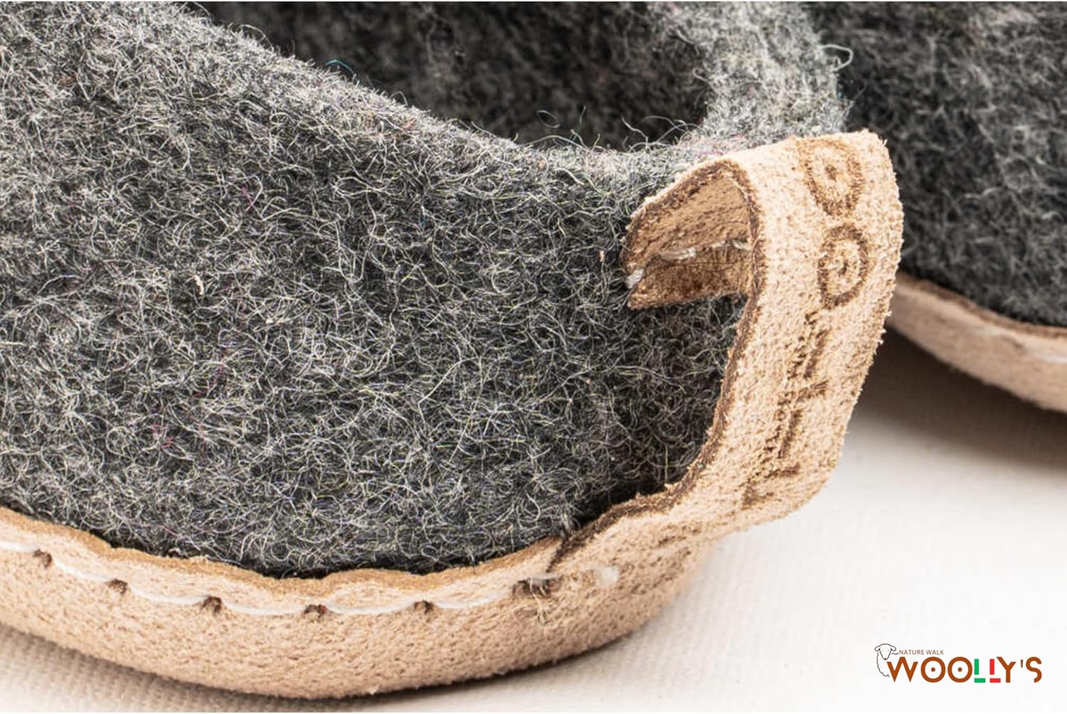 Домашние тапочки с открытой пяткой Woolly и кожаной подошвой, Премиальная новозеландская шерсть, Ручная работа с итальянским дизайном, Мягкие, дышащие и не имеющие запаха Woolly'S, серый/угольный — фото 2