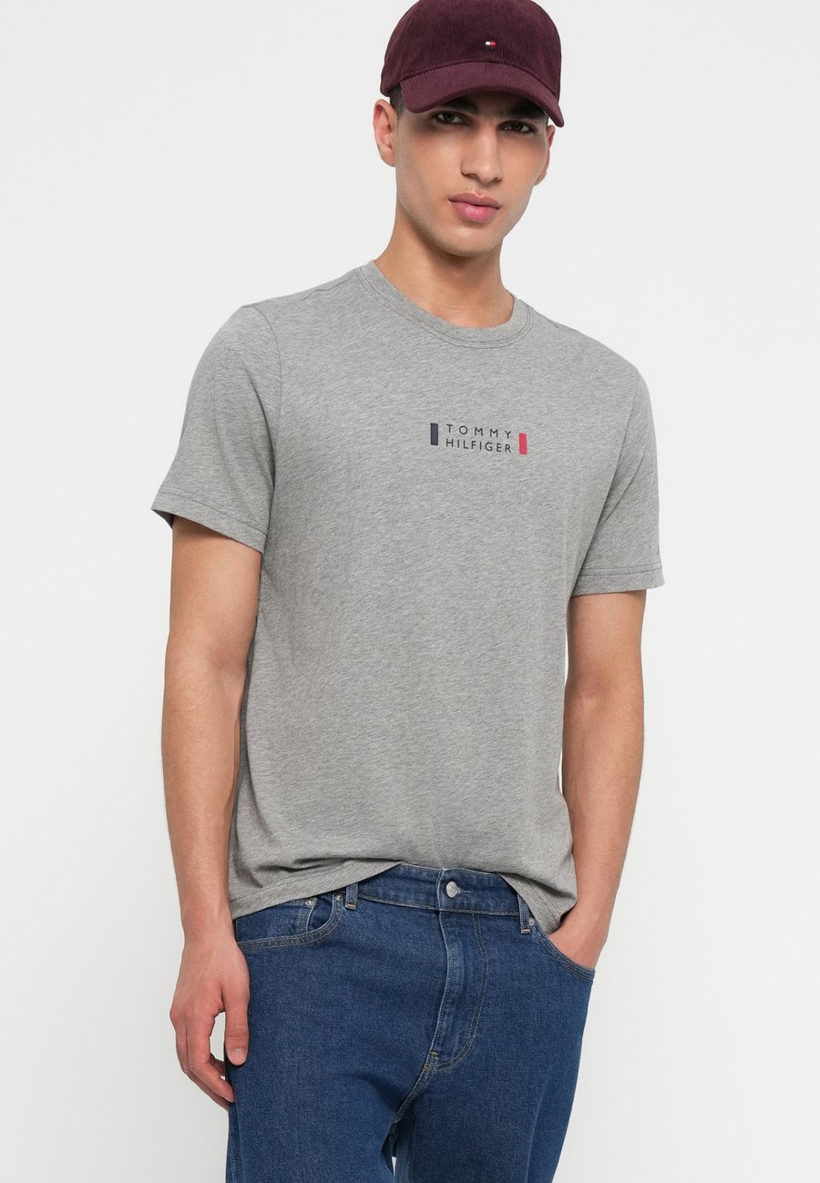 Футболка Tommy Hilfiger BRAND LOVE SMALL CENTER TEE, Medium Grey Heather/Mottled Grey — фото 4