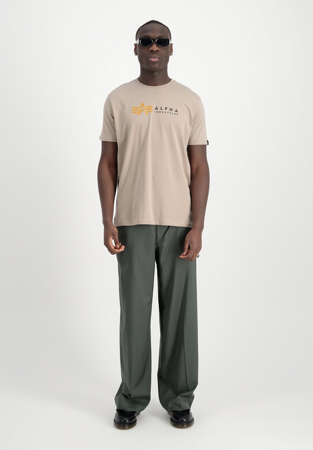 

Принт на футболке Alpha Industries, винтажный песок Label
