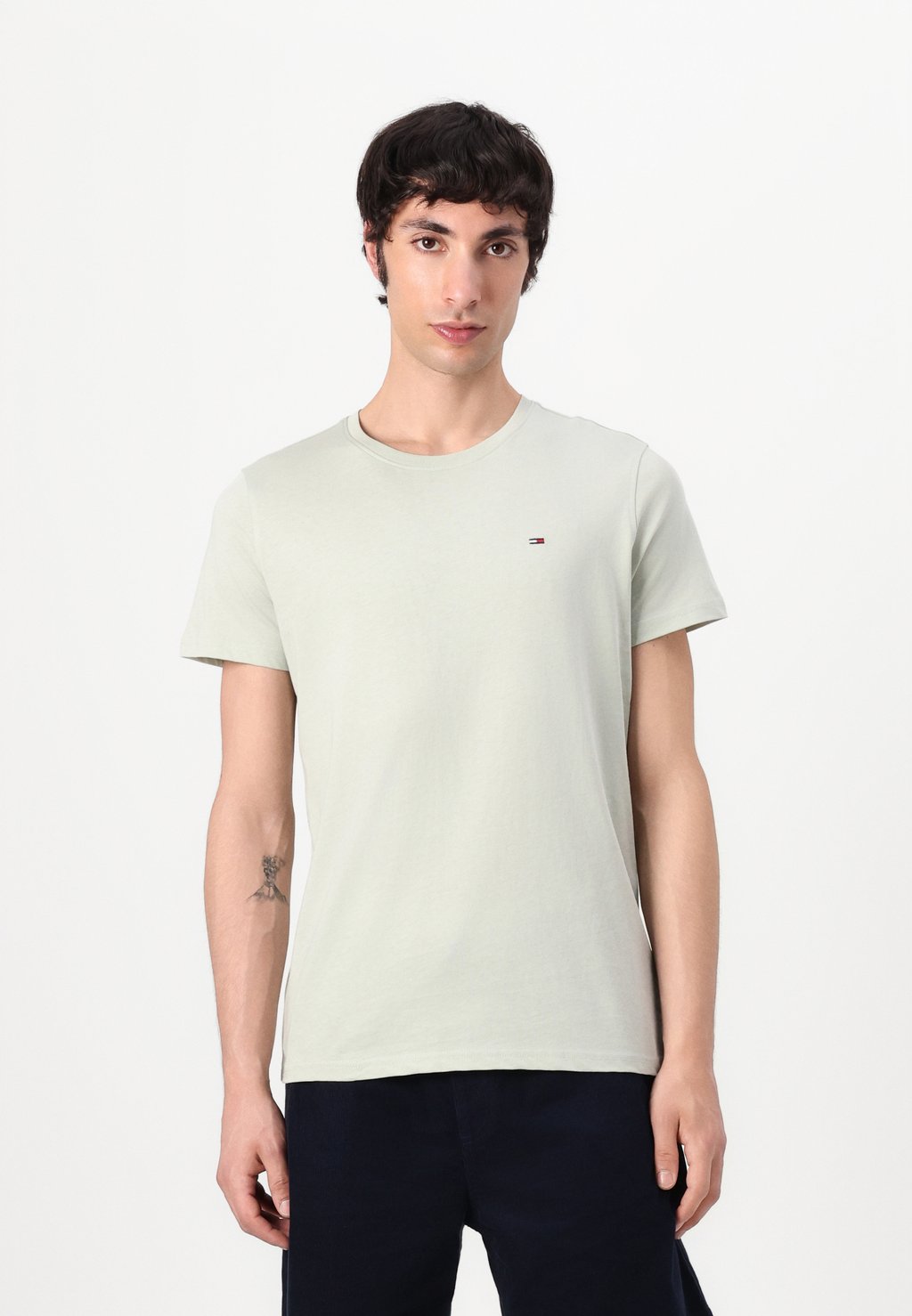 

Базовая футболка TEE Tommy Jeans, черный