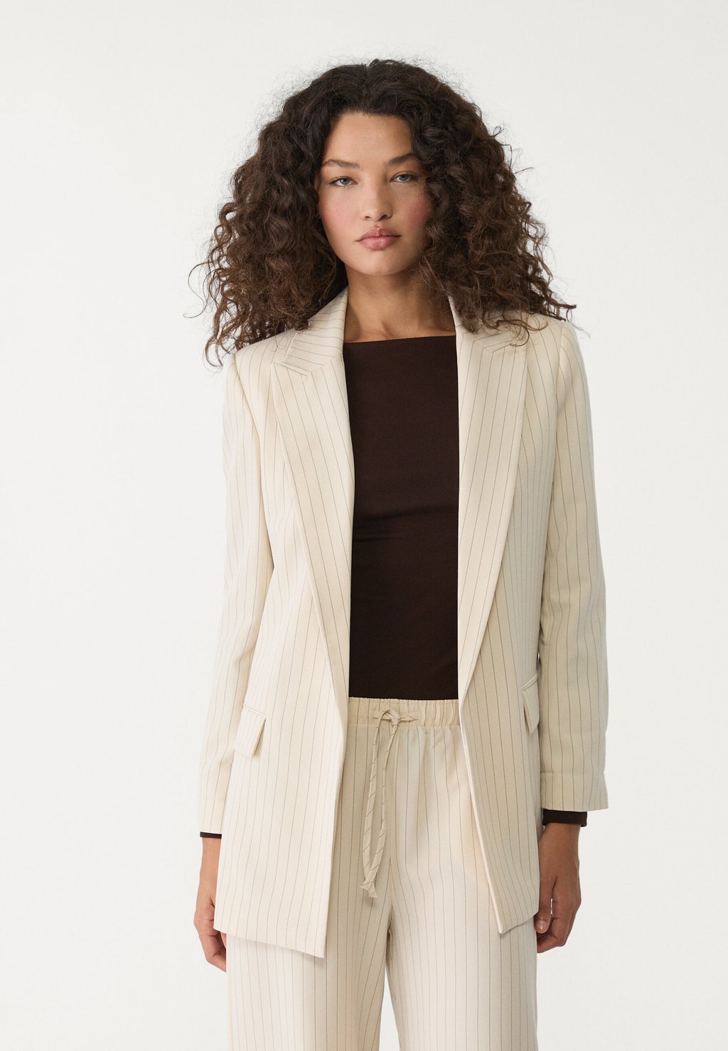

Короткое пальто FLOWING OPEN STRIPED Stradivarius, бежевый