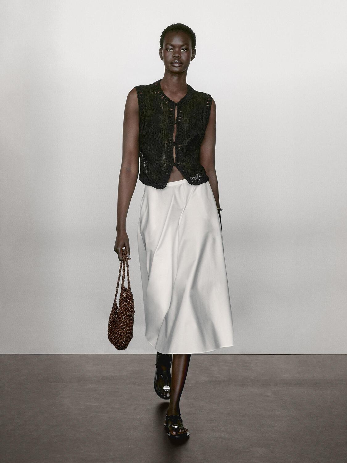 

Вязаный жилет с вышитой деталью Massimo Dutti, черный