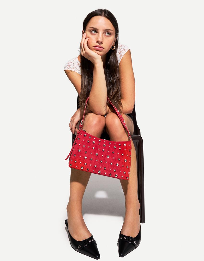 

Сумка из искусственной замши с заклепками Bershka, красный