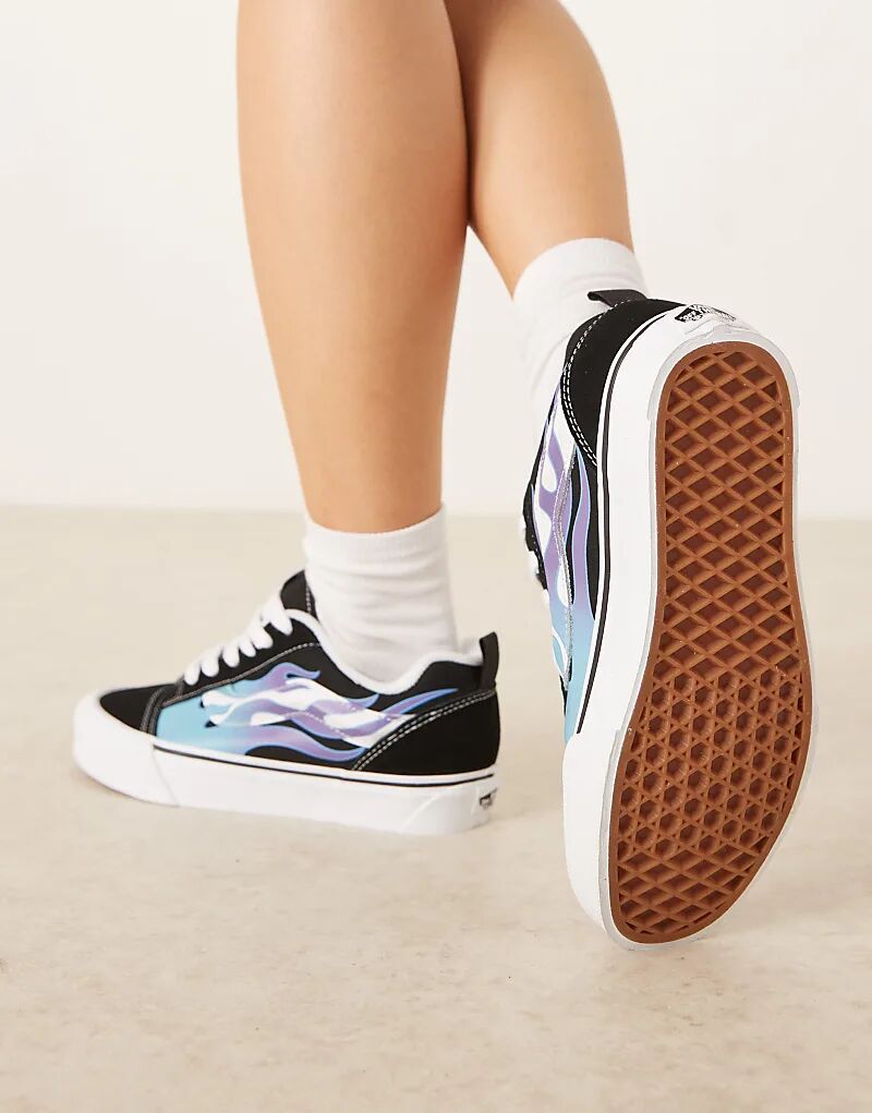 Кроссовки Vans Knu Skool черно-белого цвета с синим пламенем сбоку — фото 4