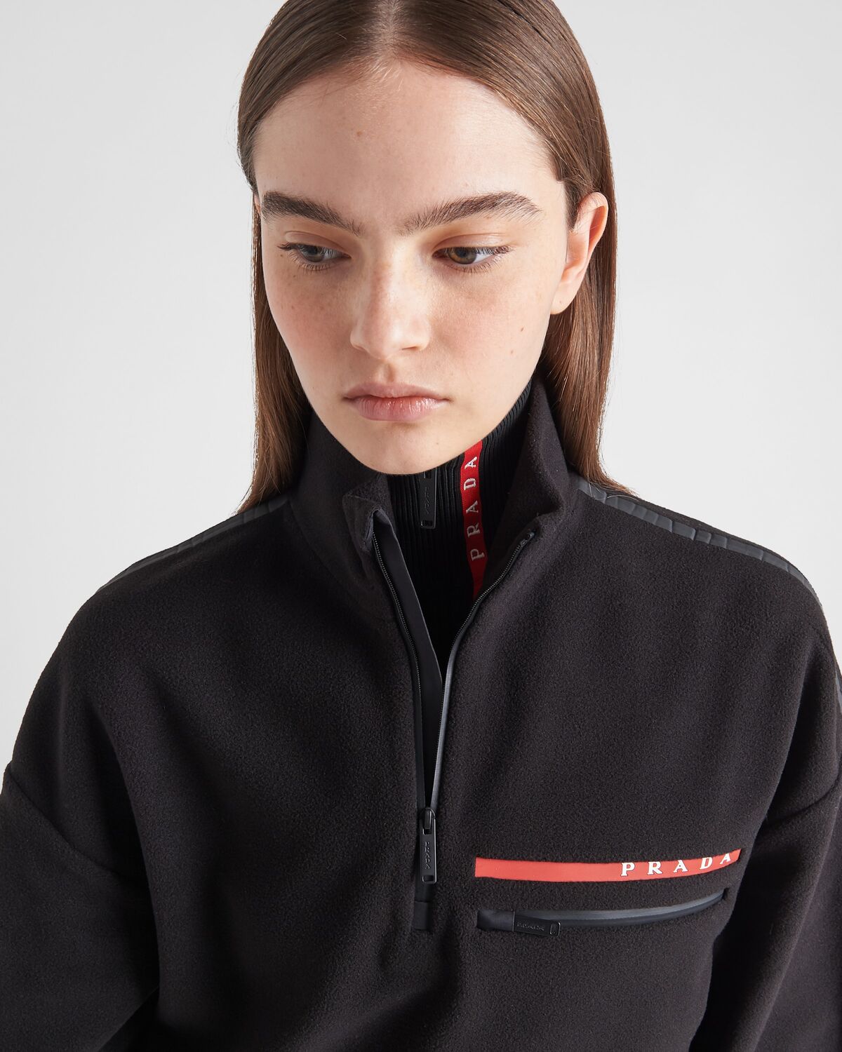 Укороченный свитшот из переработанного технического флиса Prada, черный — фото 3