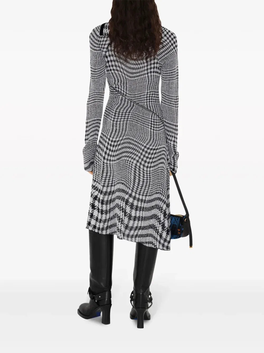 Платье миди Burberry Warped в ломаную клетку, черное — фото 4