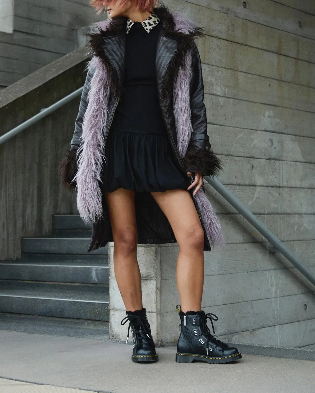 Ботинки кожаные Dr. Martens 1460 на подкладке из искусственного меха, черный — фото 2