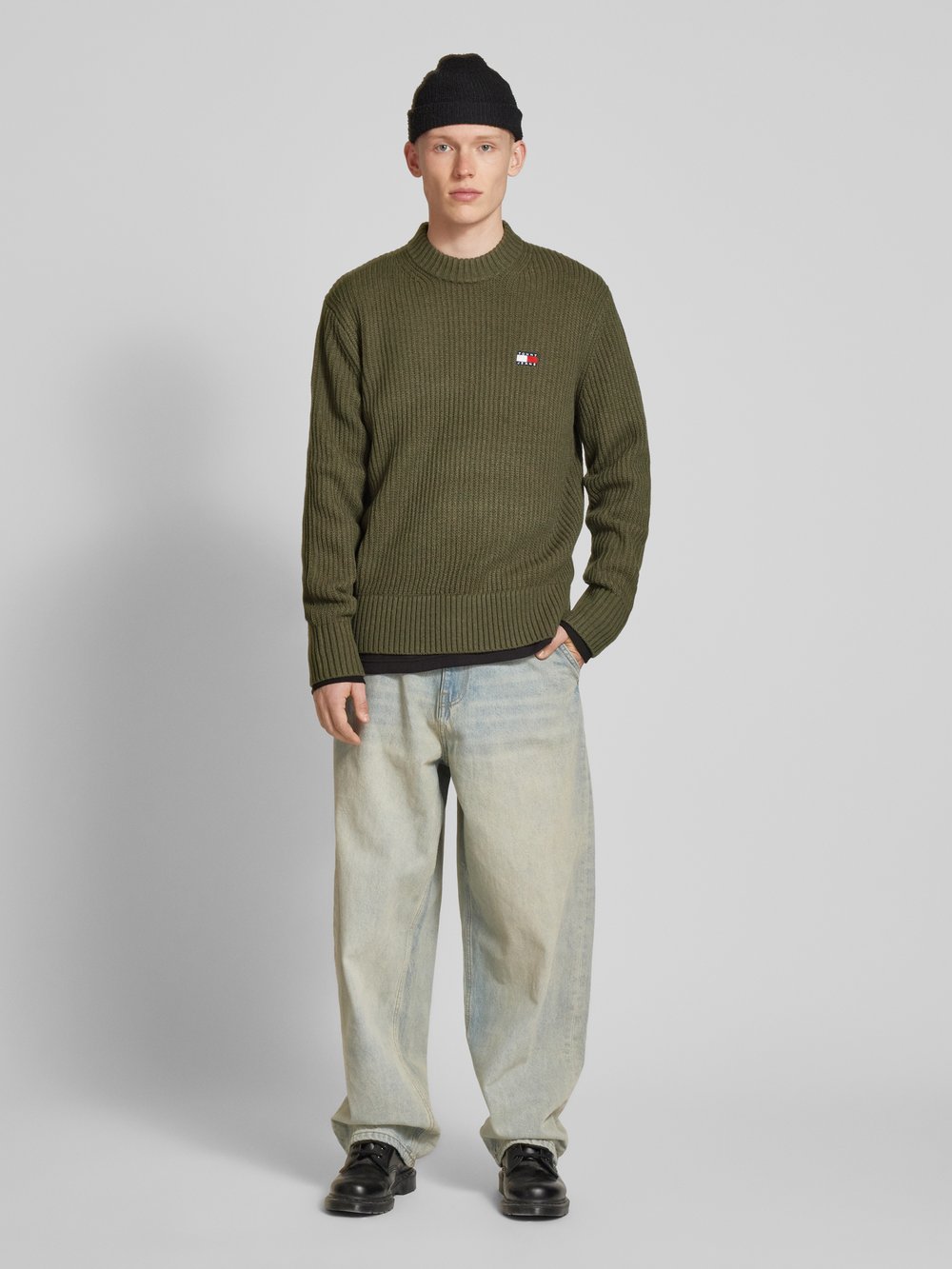 

Вязаный свитер с вышитым логотипом Tommy Jeans, оливковый