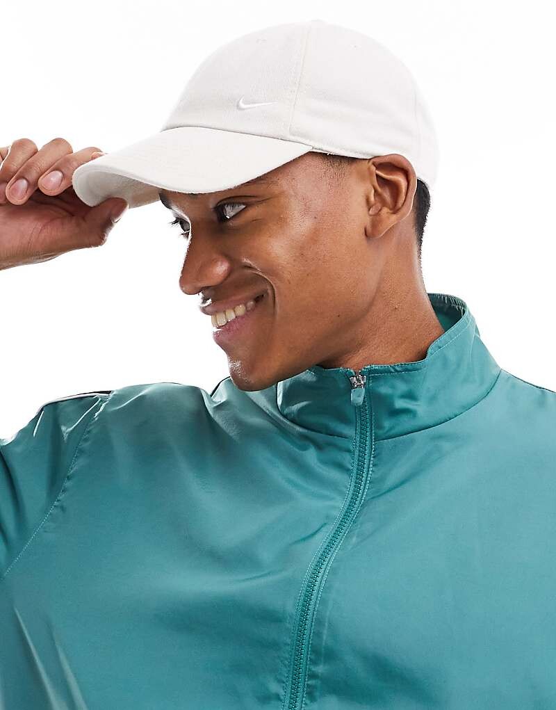 

Клубная кепка Nike цвета слоновой кости с логотипом Swoosh