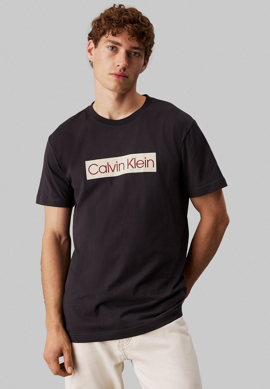 

Футболка с принтом LABEL PRINT TEE Calvin Klein Jeans, темно-серый