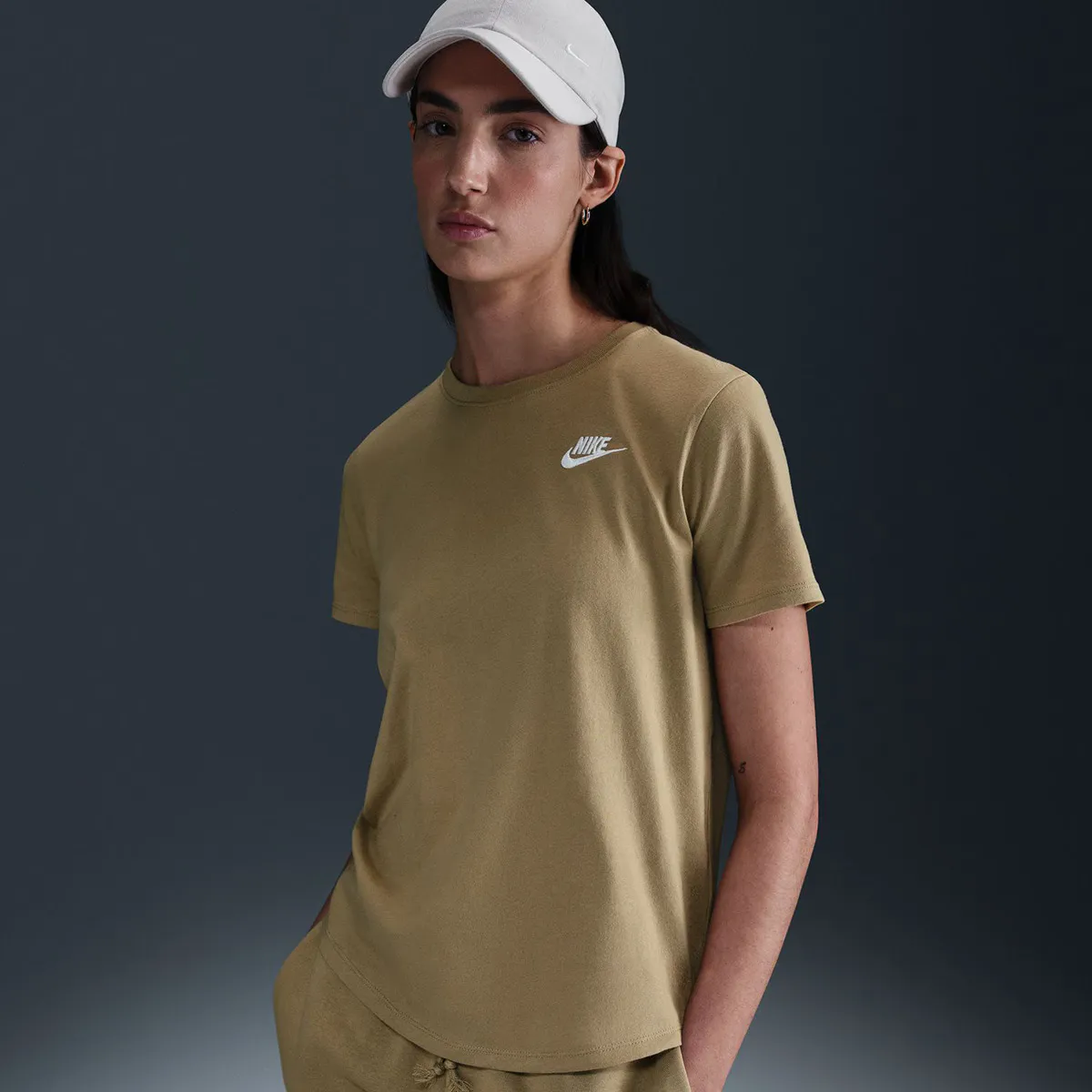 

Женская футболка Nike Sportswear Club Essentials, бежевый