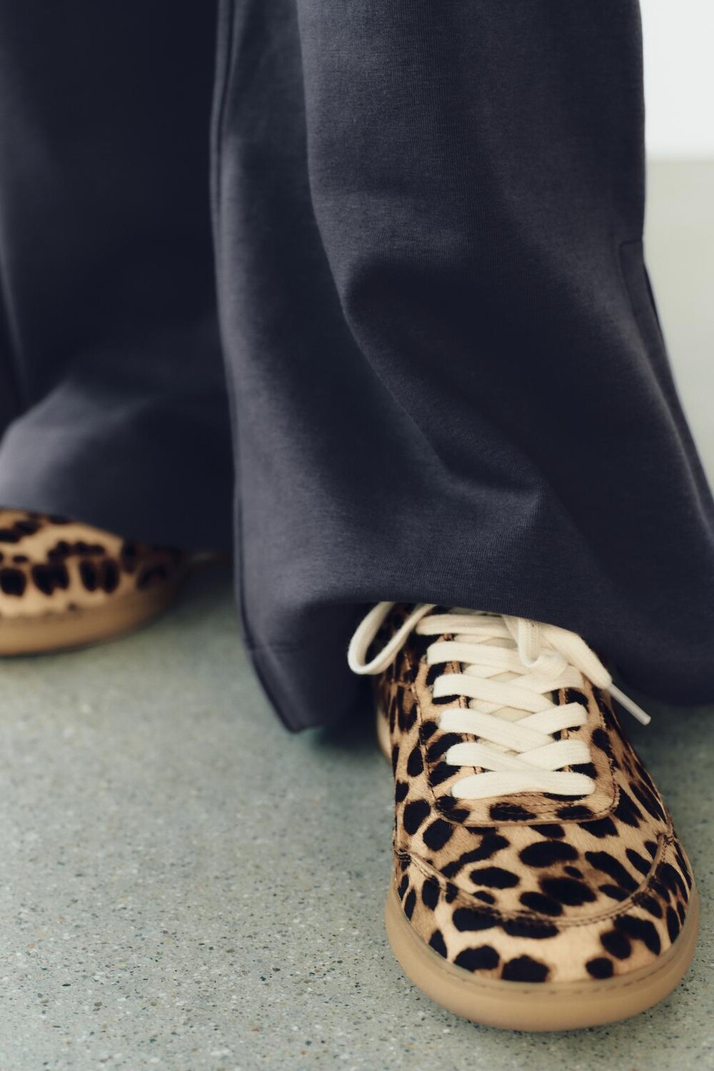 

Кроссовки из кожи с животным принтом ZARA, цвет leopard