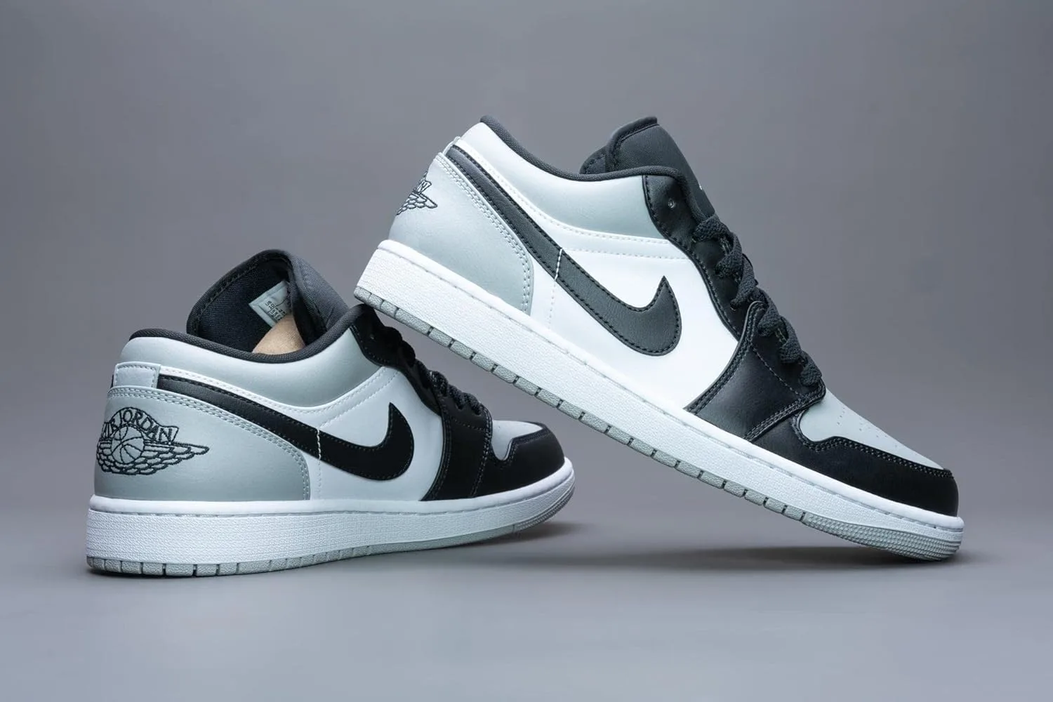 Мужские баскетбольные кроссовки Nike Air Jordan 1 Low, белый/черный/серый — фото 3