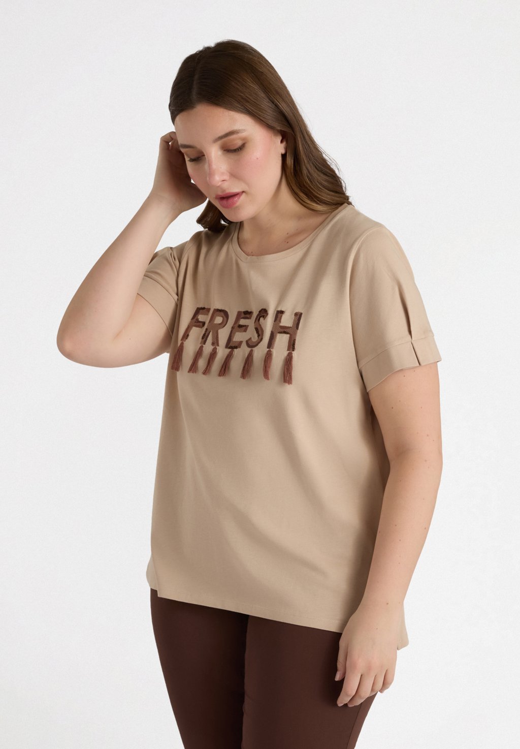 

Футболка с принтом CON SCRITTA E NAPPINE Fiorella Rubino, бежевый