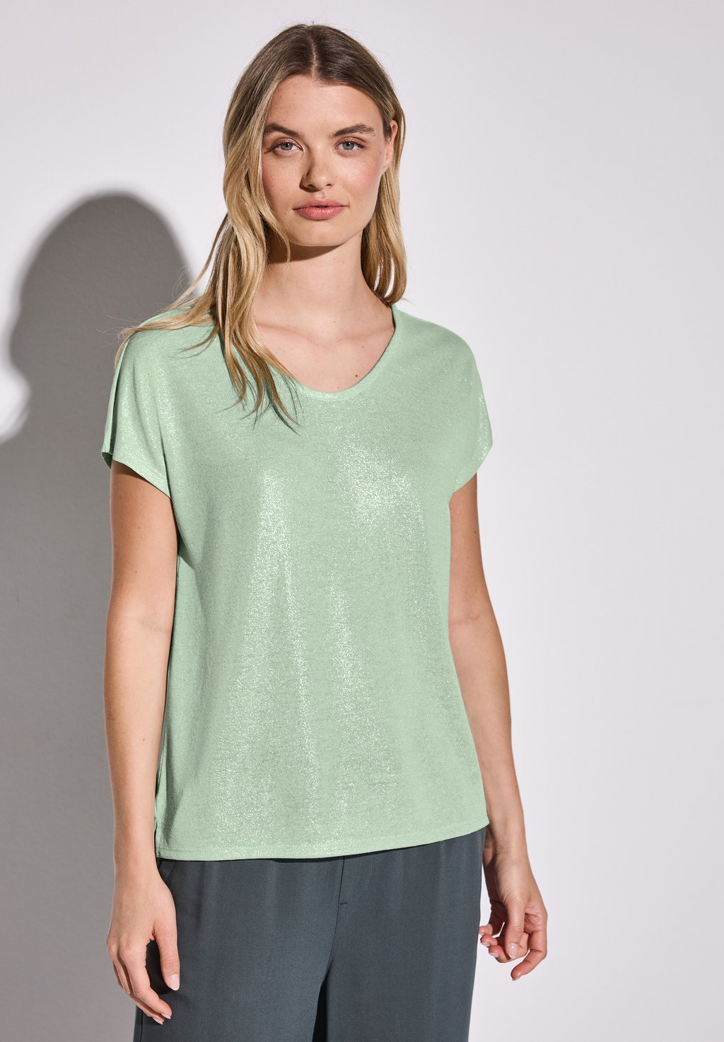 

Базовая футболка SCHIMMERNDES V-NECK Street One, цвет Grün