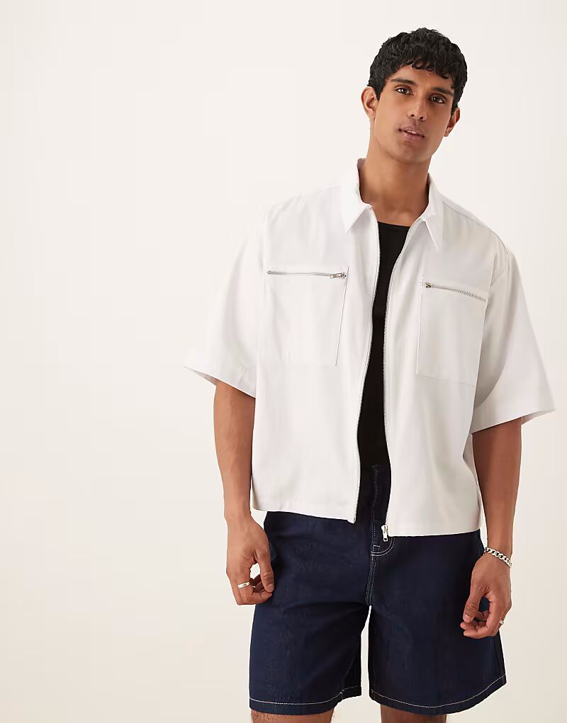 

Рубашка свободного кроя ASOS DESIGN с короткими рукавами и карманом на молнии белого цвета