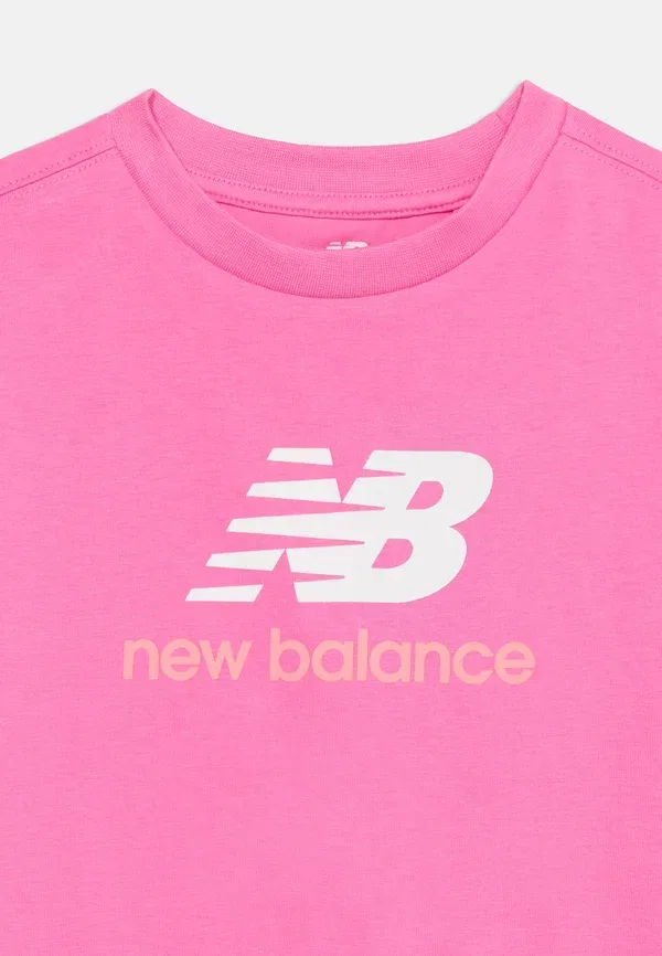 Футболка с принтом Stacked logo tee New Balance, розовый атлас — фото 4