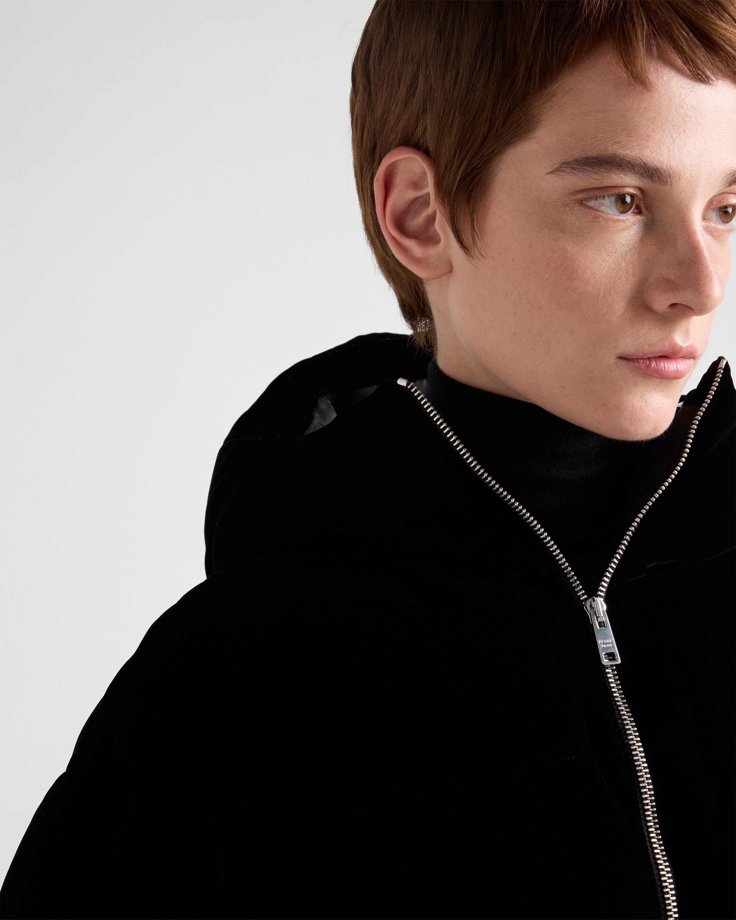 Пуховик из велюра Prada, черный — фото 4