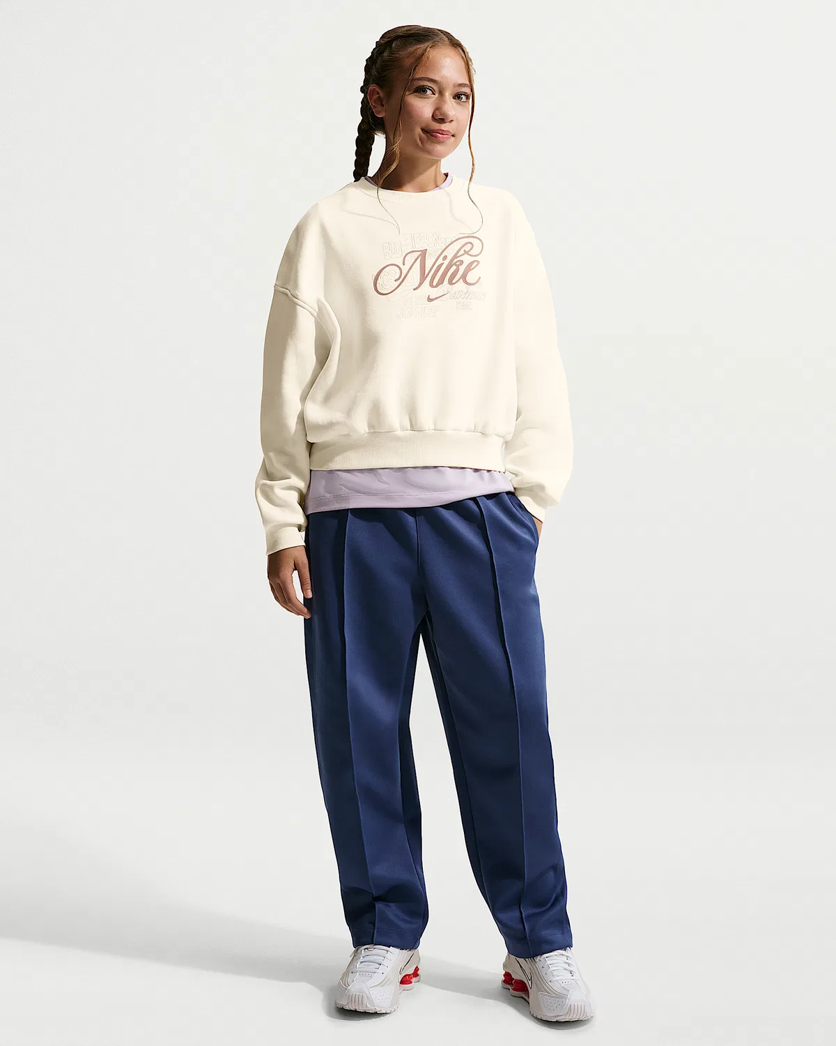 Детский (девочки) свободный свитшот с круглым вырезом Nike Sportswear Club Fleece, Soft Pearl — фото 4