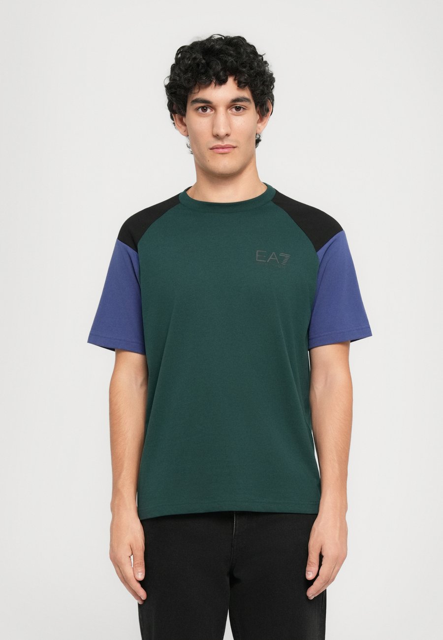 

Футболка EA7 Emporio Armani TRAIN ATHLETIC BLOCK TEE, Ponderosa Pine/Evergreen, Зеленый, Футболка EA7 Emporio Armani TRAIN ATHLETIC BLOCK TEE, Ponderosa Pine/Evergreen