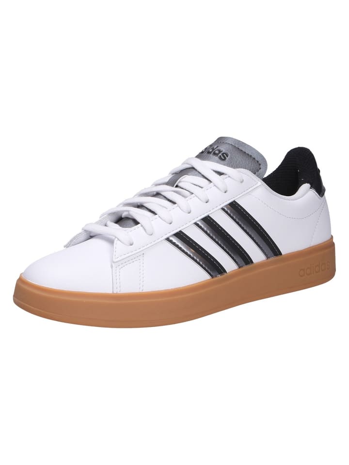 Кроссовки на шнуровке adidas, белый