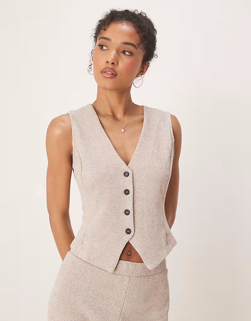 

Жилет из текстурированного джерси в цвете светло-натуральный меланж Vila