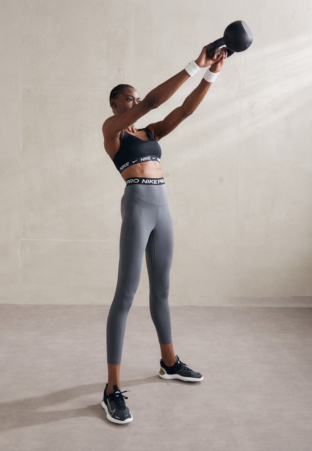 Спортивный бюстгальтер с высокой поддержкой INDY BRA Nike Performance, черный — фото 2