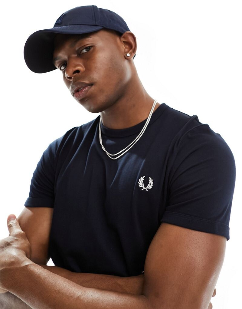 

Темно-синяя футболка с надписью Fred Perry