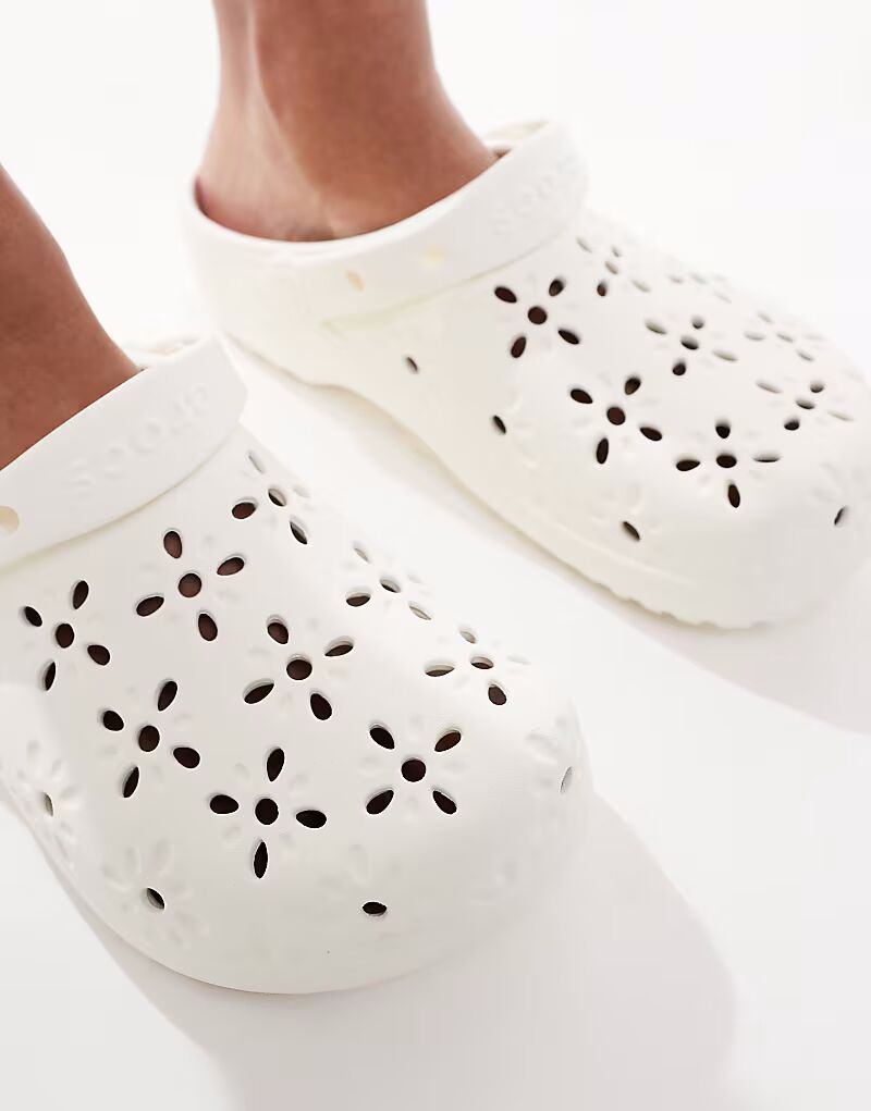 Классические сабо Crocs с цветочным узором, меловые — фото 2