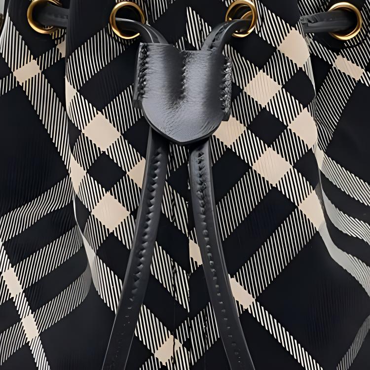 Миниатюрная женская сумка Burberry из телячьей кожи с принтом — фото 4