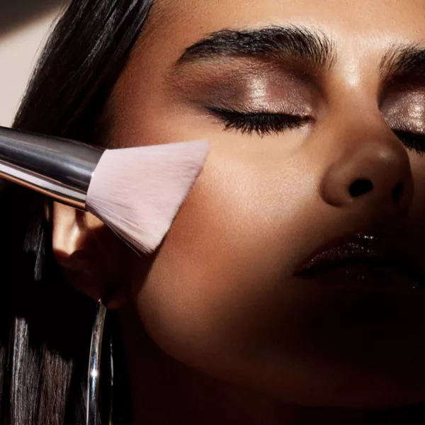 Кисть для нанесения бронзатора, облегающая щеки 190 Fenty Beauty By Rihanna — фото 2