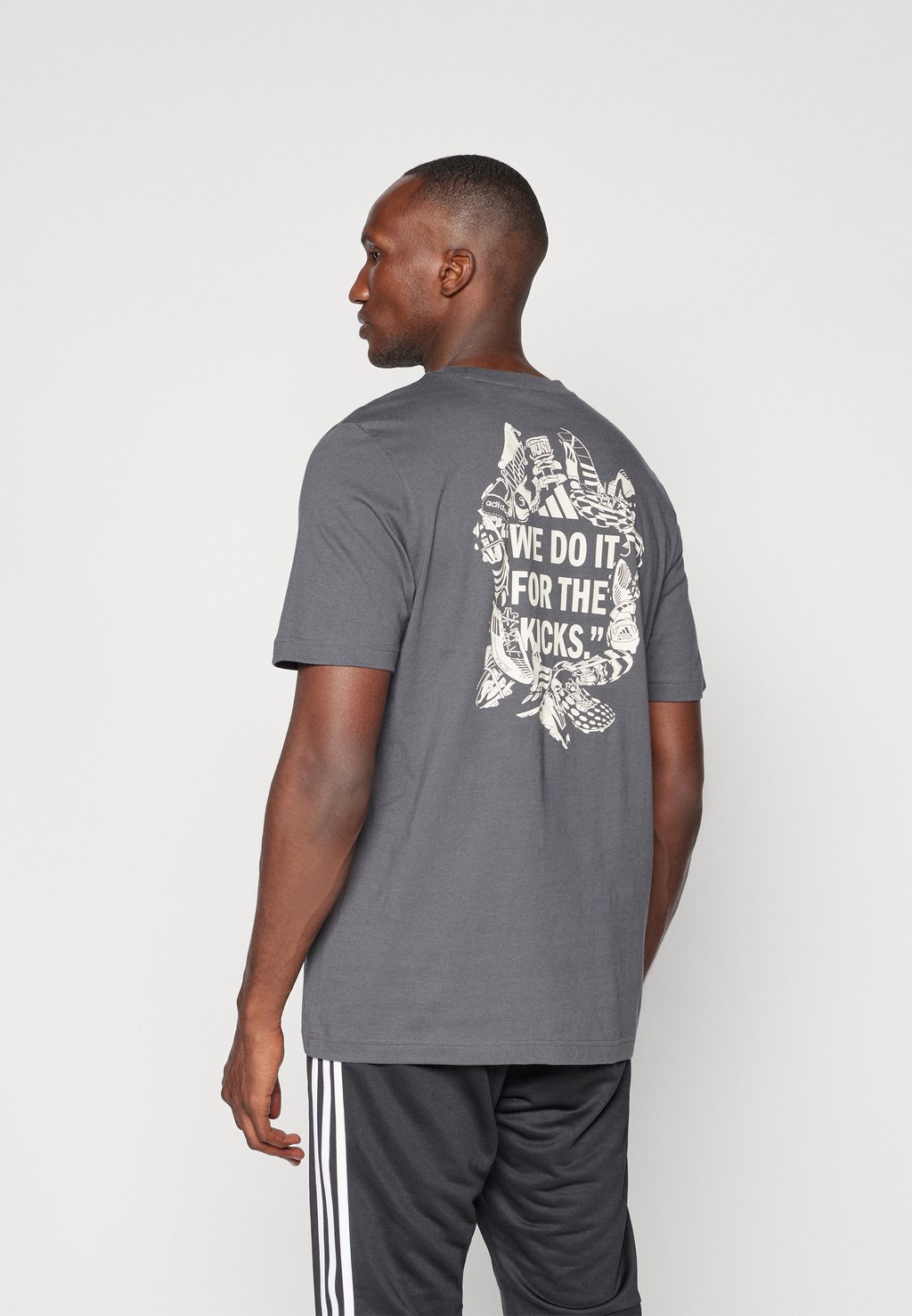 

Футболка с принтом KICKS GRAPHIC adidas Performance, серый