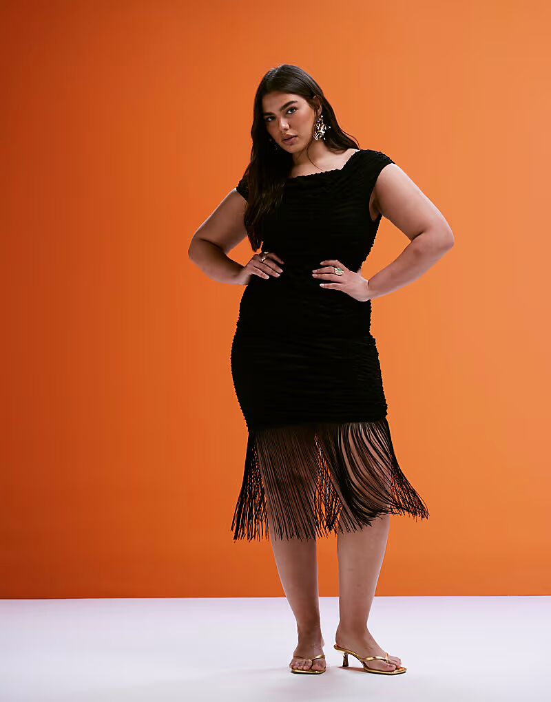 

Платье миди ASOS DESIGN Curve с асимметричным вырезом и бахромой по низу черного цвета ASOS Curve